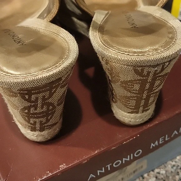 Antonio Melani tan with gold trim Sz 8.5 Sandals - Picture 5 of 5